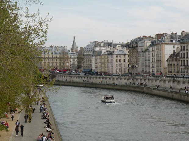  entre l'Ile de la Cité et la rive gauche de la Seine